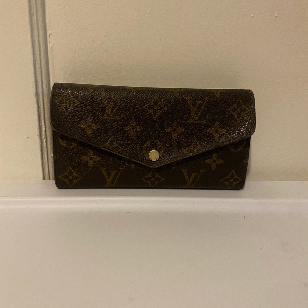 Authentic Louis Vuitton Sarah Wallet